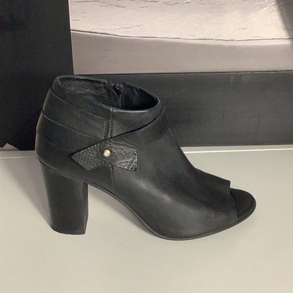 Steve Madden “Now” Black Leather Open Toe High Heel Zip Ankle Bootie Sz 7 - Picture 4 of 12